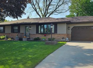 2170 Maple Ln E, Maplewood, MN 55109