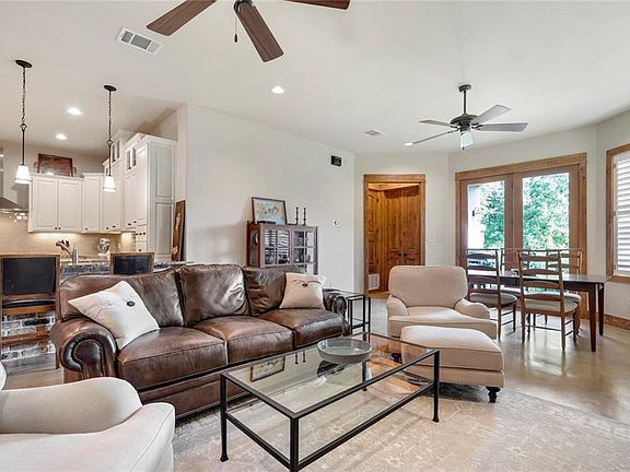 3rd image of 19 Chandon Ln