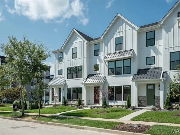 8975 Eager Rd, Saint Louis, MO 63144