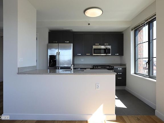 3rd image of 15 Dunham Pl APT 6H