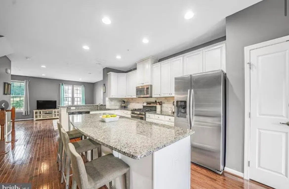 3 bed, 2100 sqft, $3,200 — Photo 2