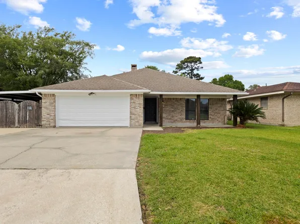 6449 Plaza St, Groves, TX 77619