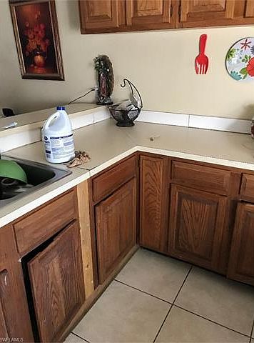 2nd image of 2569 Holly Ave