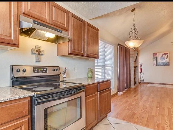 5th image of 1013 SW 103rd Ter