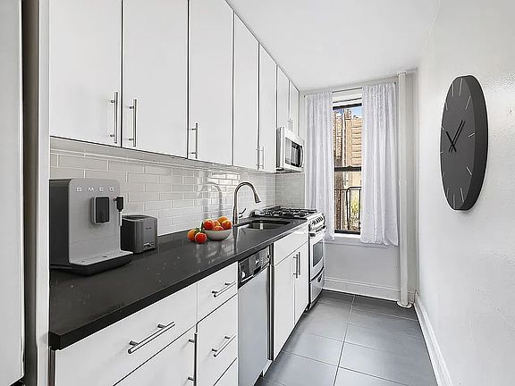 4th image of 305 W 18th St APT 2F
