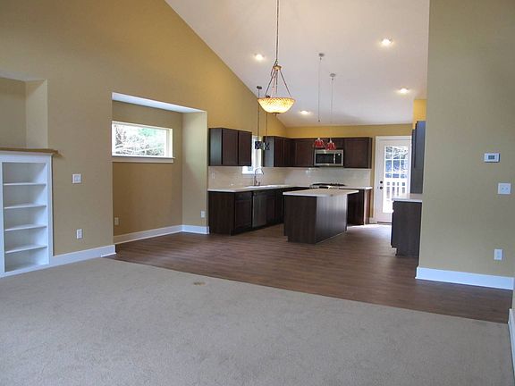 2nd image of 628 Oakwood Dr
