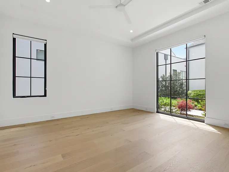 9855 Kingsway Ave — Photo 19