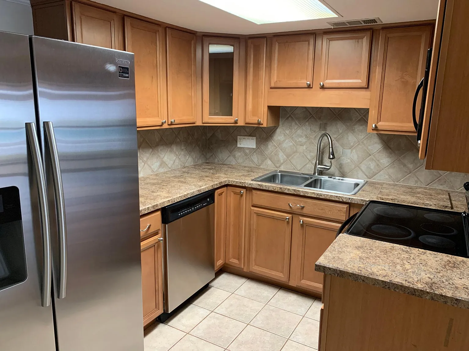 2 bed, 884 sqft, $1,800 — Photo 1