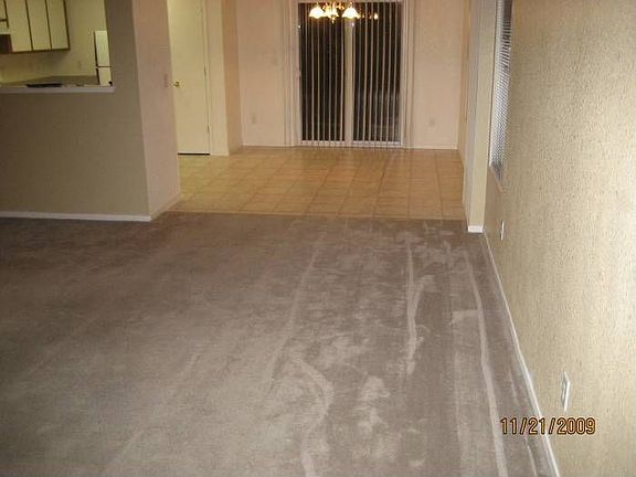 Photo 2Familyroom & Dinin