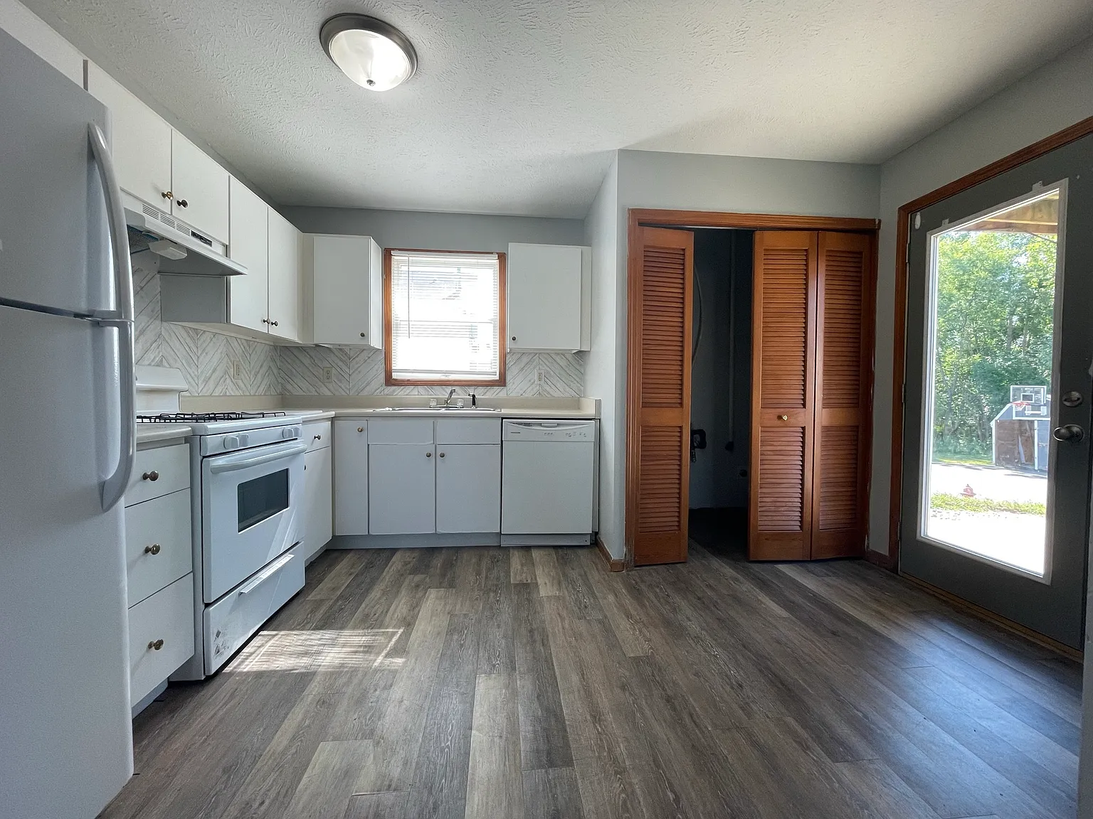 Stone Dr. 350 — Photo 1