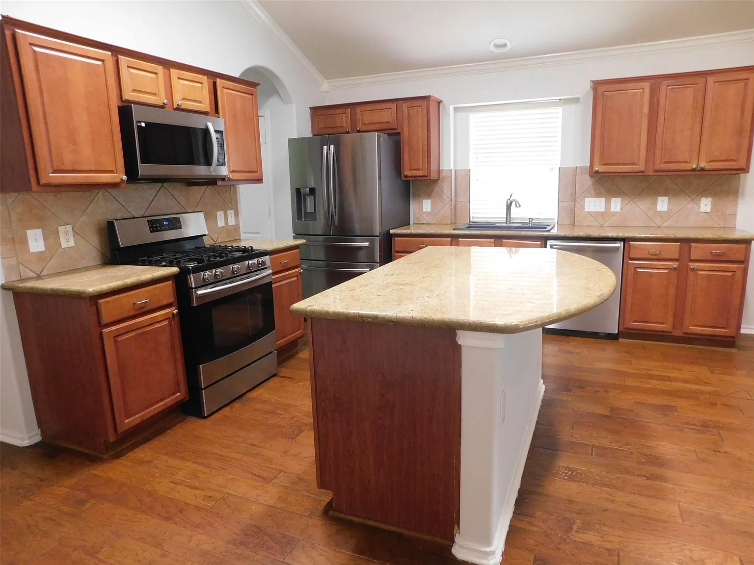 4 bed, 2.0 bath, 1953 sqft, $2,250 — Photo 3