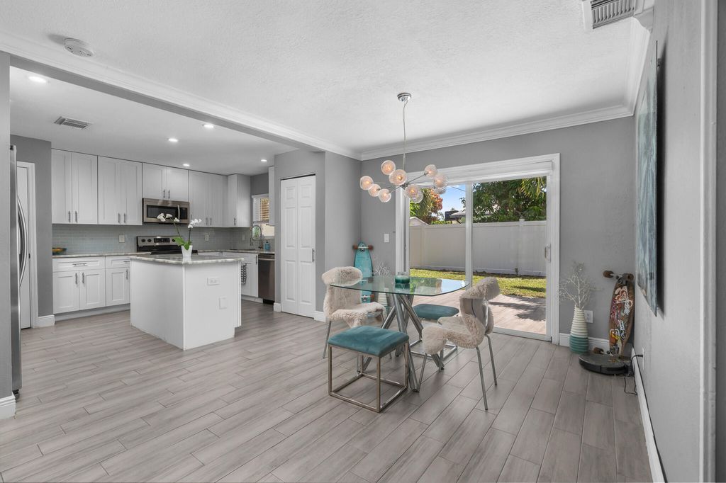 3440 NE 10TH Terrace, photo 3
