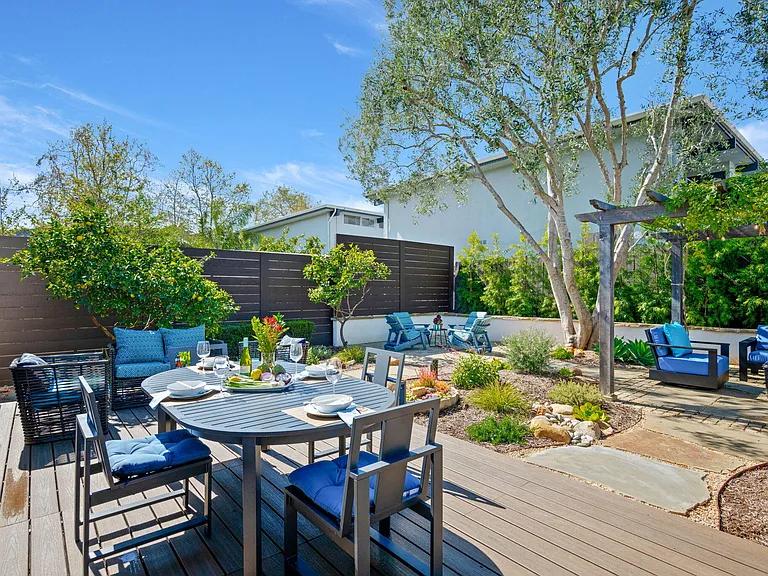 224 W Cota St — Photo 36