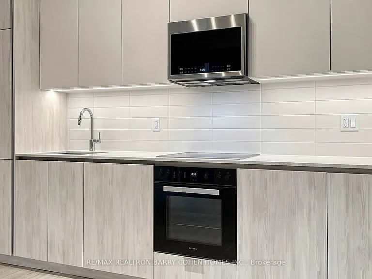 400 King St W #823 — Photo 16