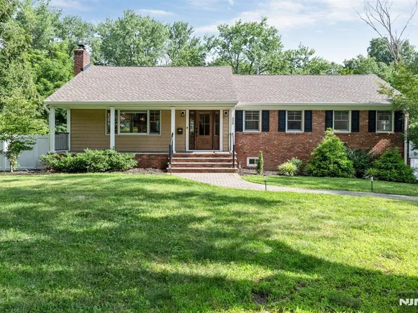 425 Clinton Ave, Wyckoff, NJ 07481