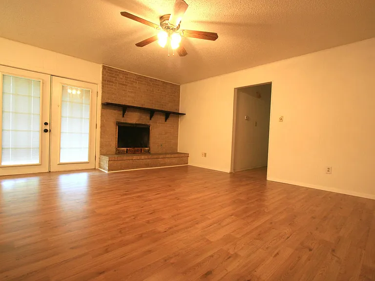 403 Southmoor Dr — Photo 2