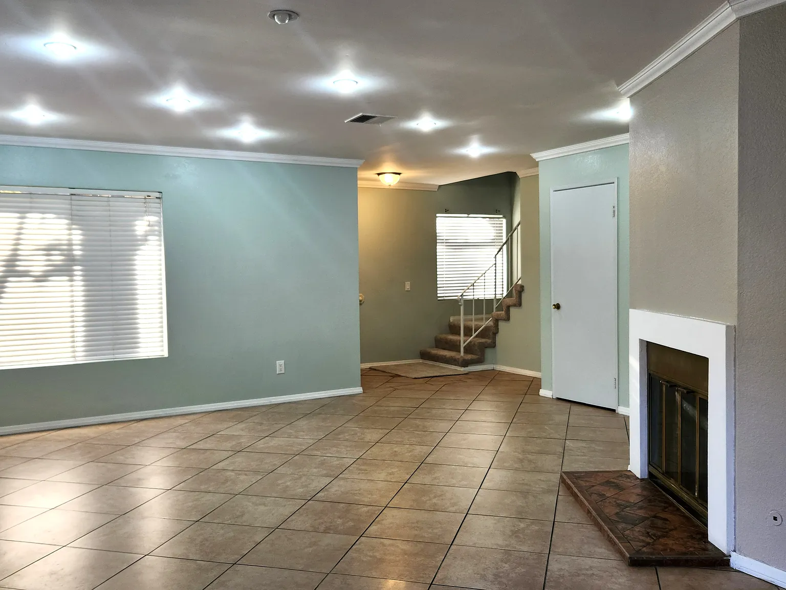 3 bed, 2.5 bath, 1438 sqft, $3,150 — Photo 2
