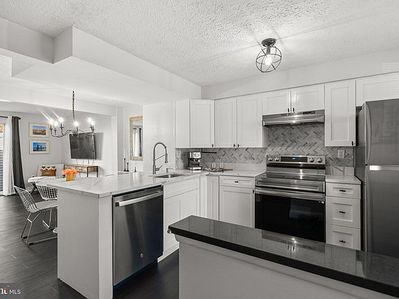 3rd image of 11803 Elderberry Dr