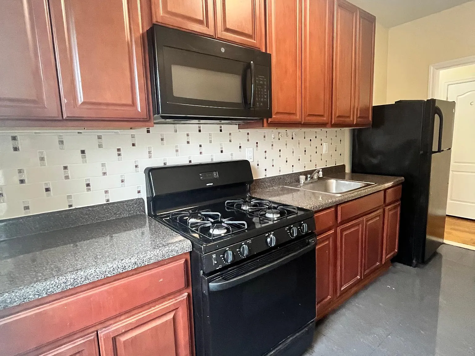 25 Sherman Ave — Photo 1