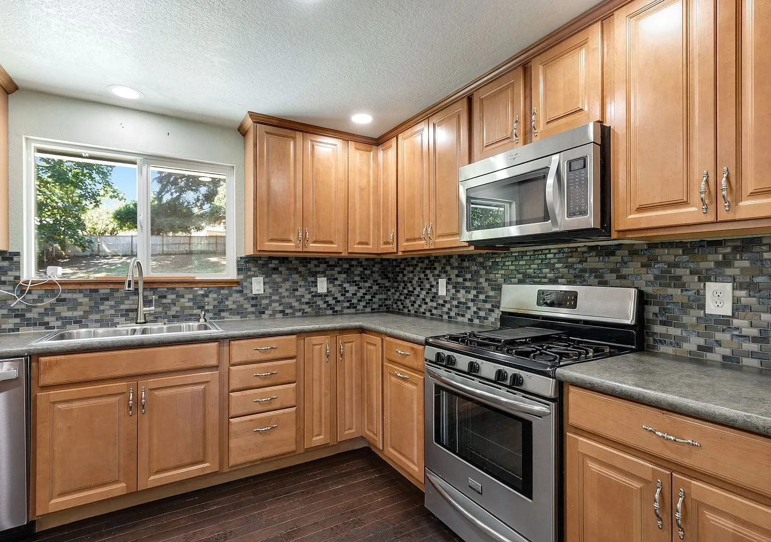 Huge fully fenced dog yard! RV/Boat extra parking! 4 bdrm 2.25 bath. Minutes to I-5, Everett Mall... — Photo 4