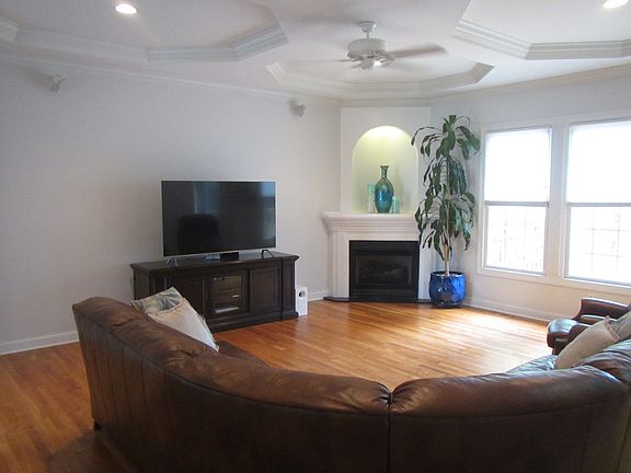 Living room 18' 3" x 20' 6"