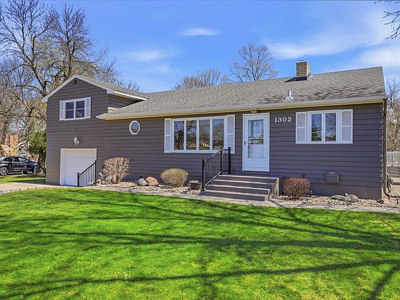 3rd image of 1302 3rd Ave NE