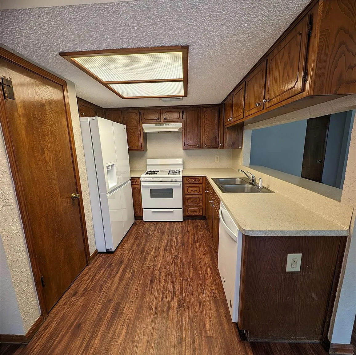 3 bed, 2.0 bath, 1586 sqft, $2,295 — Photo 3
