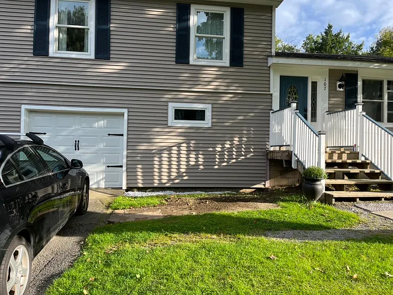 107 Killarney Dr — Photo 3