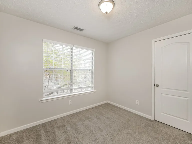 812 Lorraine Ln — Photo 14