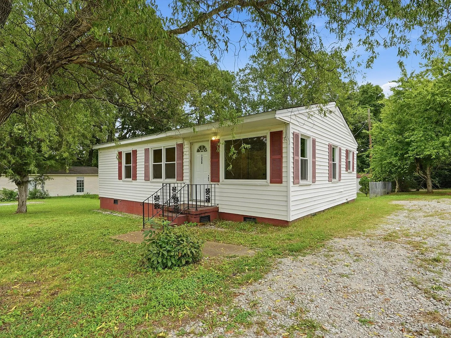 Quaint 3 bed 1 bath home in charming Decatur! — Photo 2