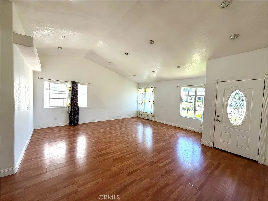 5 bed, 4.5 bath, 2406 sqft, $3,900 — Photo 4