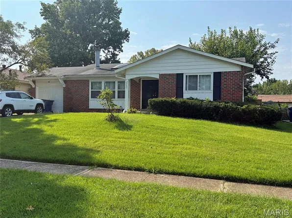 2560 Cambridge Dr, Florissant, MO 63033
