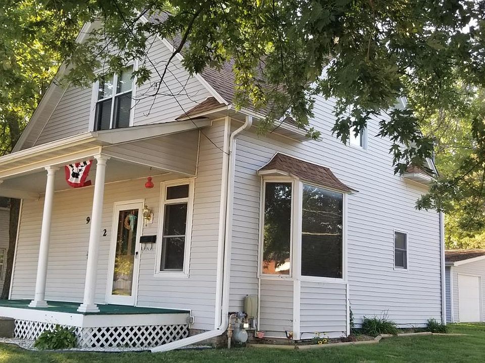 1st image of 902 5th Ave E