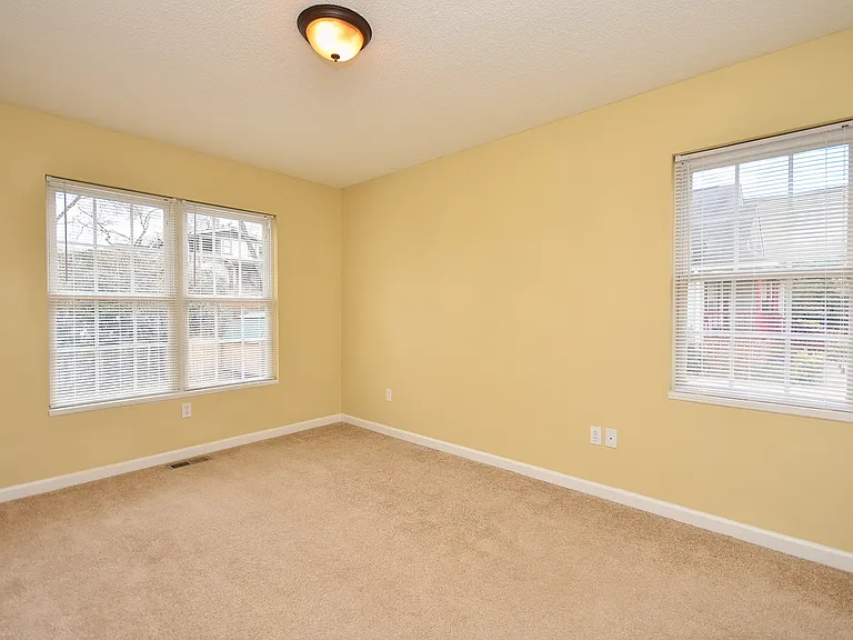 421 Viola St — Photo 9