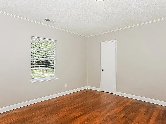 4th image of 1360 Winton Ave