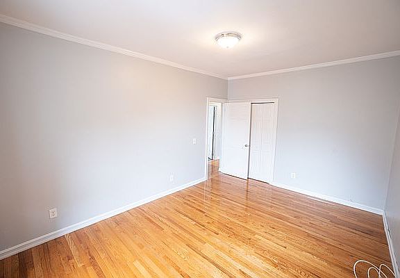 4th image of 106 E 208th St #4