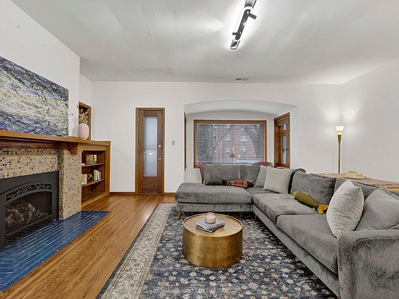 5th image of 714 W Sheridan Rd APT 1E