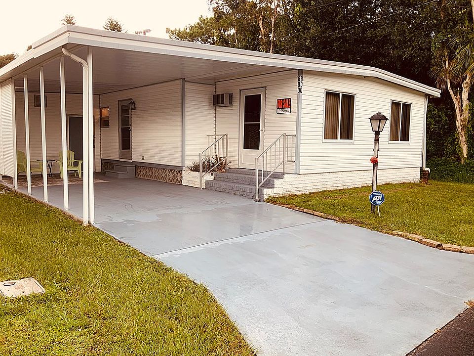 Entrance to 800 Roses lane