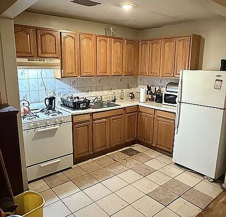 4th image of 556 Hart St