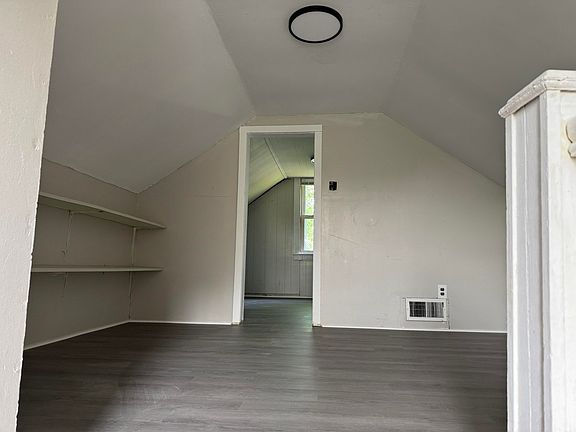 5th image of 136 Nelson Ave