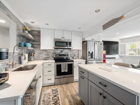 35 Willow Ave, Narragansett, RI 02882