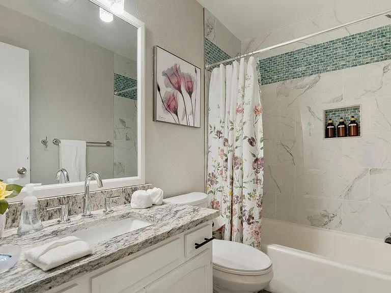 E 67th Pl — Photo 23