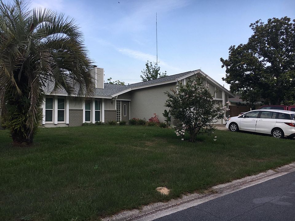 1st image of 140 Holderness Dr