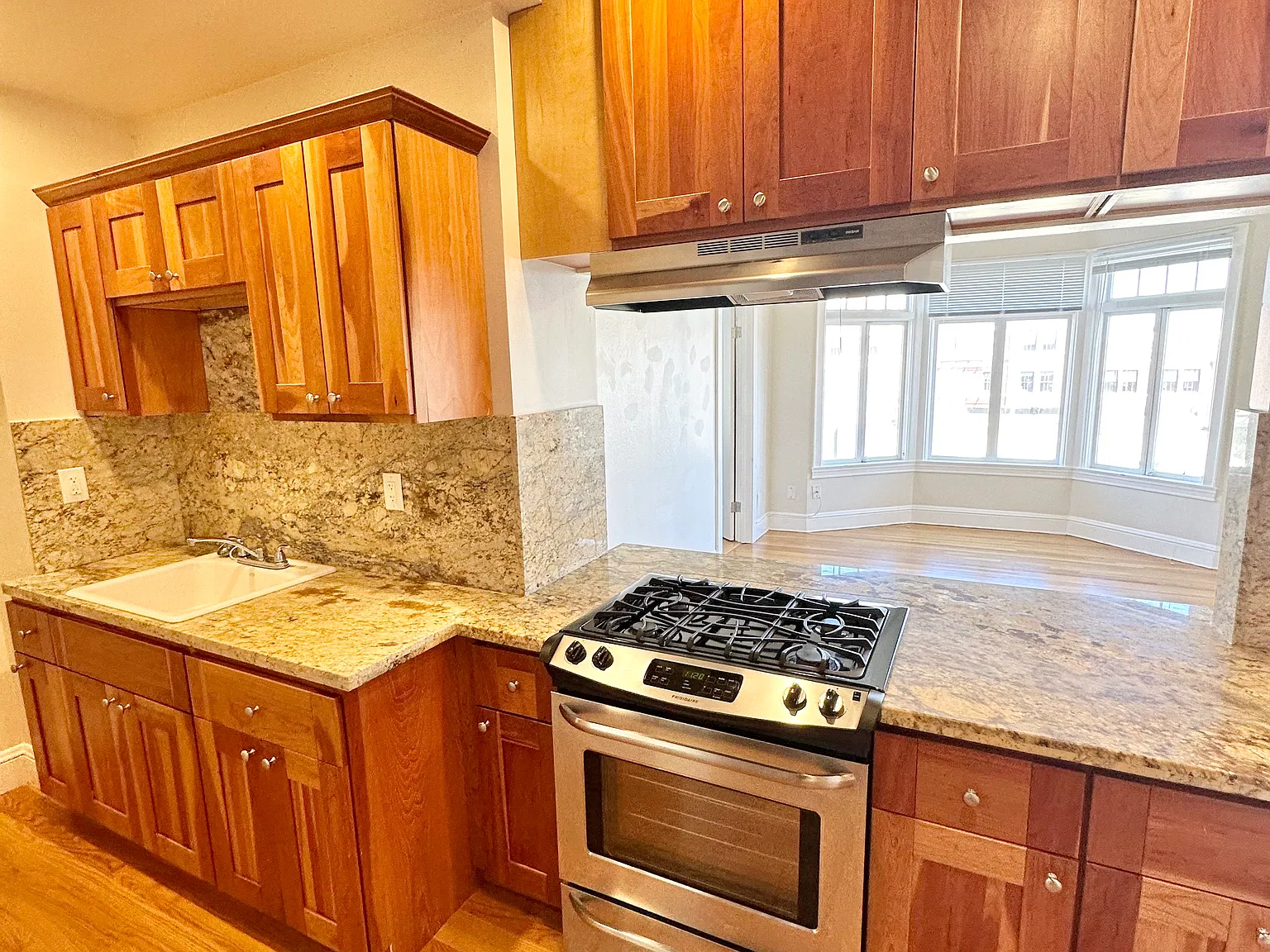 3 bed, 1000 sqft, $9,900 — Photo 2