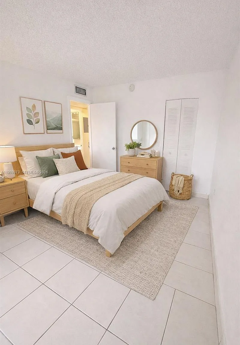 Ro-Mont South Green Condo — Photo 3