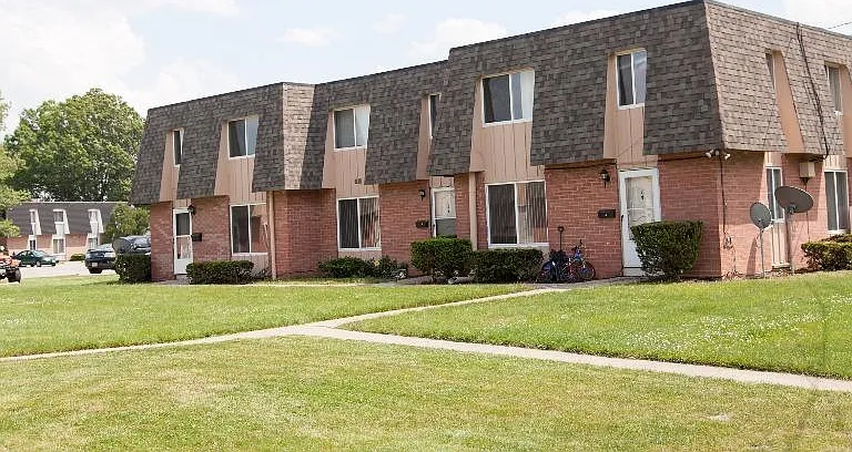 Beaver Crest Townhomes and Garden Apartments — Photo 4