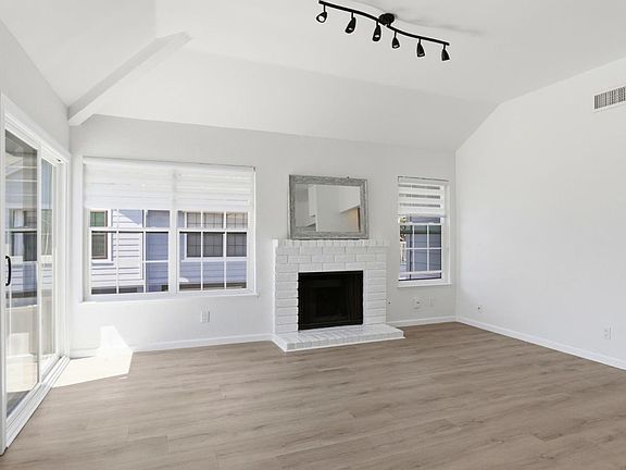 4th image of 1920 Vista Cay