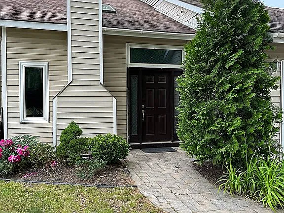8 Green Meadow Dr — exterior photo