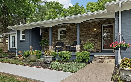 225 London Ln Photo 1