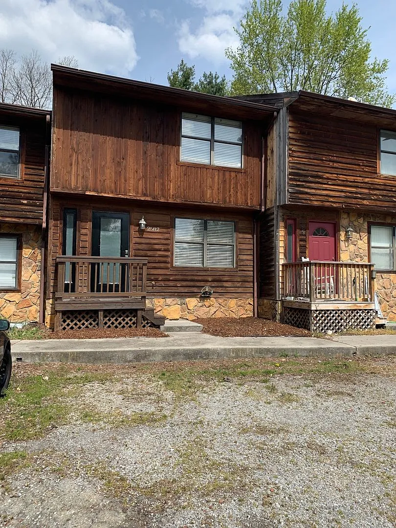 2 Bedroom 2 Bath Townhouse — Photo 2